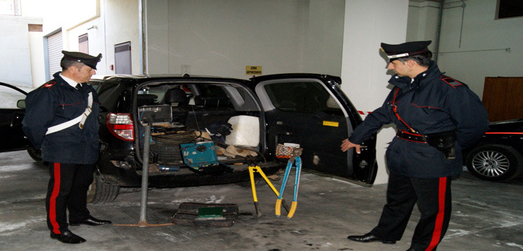 Banditi messi in fuga dai carabinieri, recuperata auto rubata