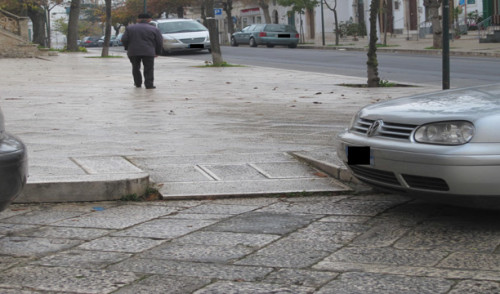 Barriere architettoniche, gradini e maleducazione creano difficoltà ai “soggetti speciali”