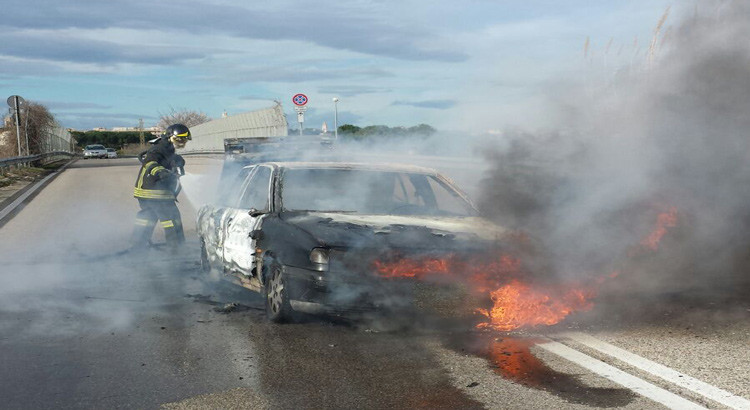 SS 100: auto in fiamme allo svincolo per Noci
