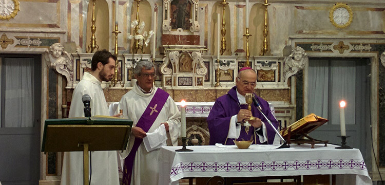 Mons. Padovano celebra l’ultima messa per Noci: “La croce è il segno dell’amore di Dio per noi”