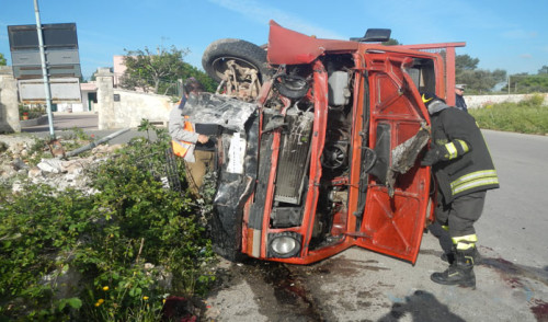 Incidente al rondò, camion si ribalta