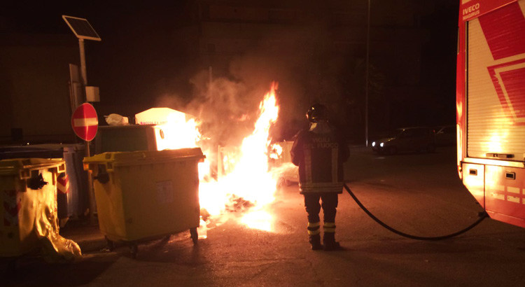 Rogo in centro, bruciati cassonetti