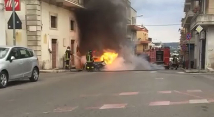 Auto si incendia in via Cappuccini