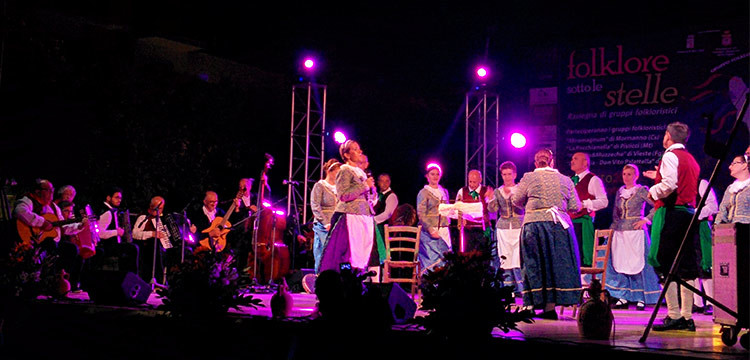 “Folklore sotto le stelle”, la musica tradizionale torna in piazza