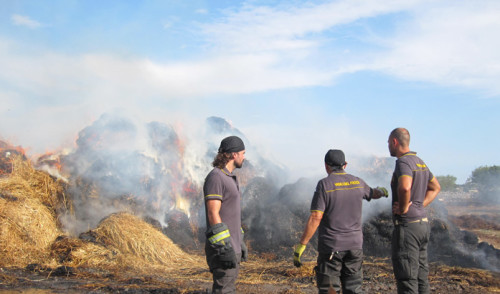 Fulmine si abbatte su fienile, a fuoco 600 rotoballe