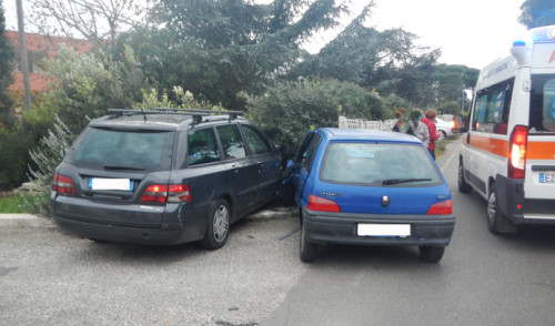 Incidente ad Abitarea, due auto coinvolte