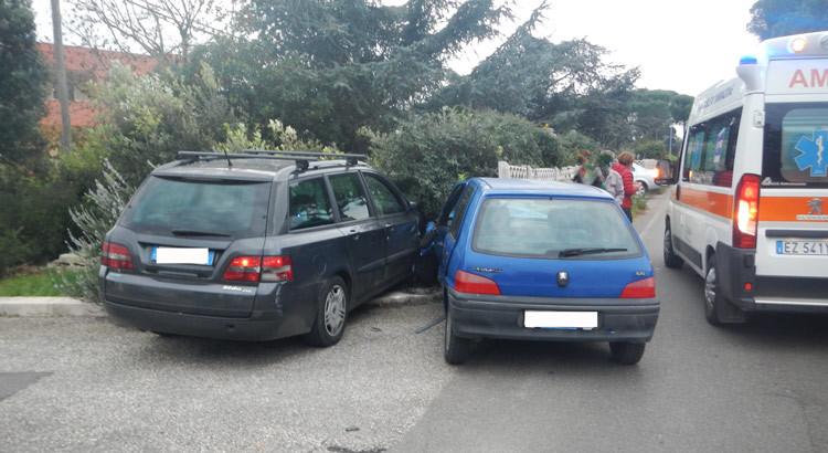Incidente ad Abitarea, due auto coinvolte