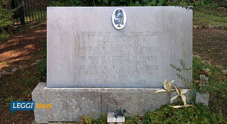 La tomba di Domenico De Caro, posta sulla sinistra, subito dopo l’entrata del Cimitero di Noci