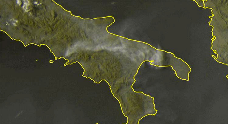 Incendio sul Vesuvio: la nube di fumo arriva anche a Noci