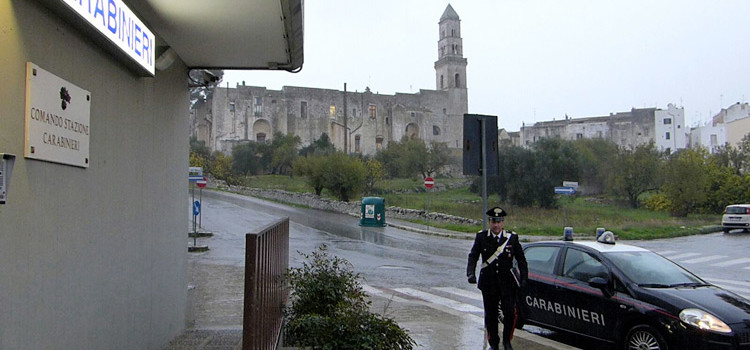 Scappa “all’alt” dei Carabinieri con auto rubata, arrestato