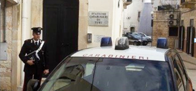 Incendia auto e si scaglia contro i Carabinieri, arrestato marocchino