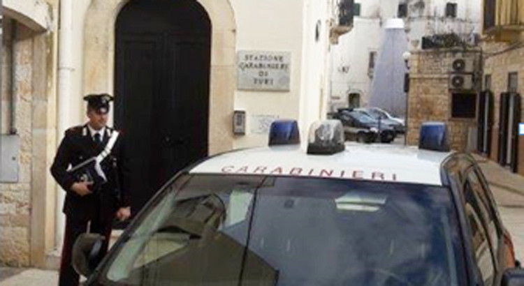 Incendia auto e si scaglia contro i Carabinieri, arrestato marocchino
