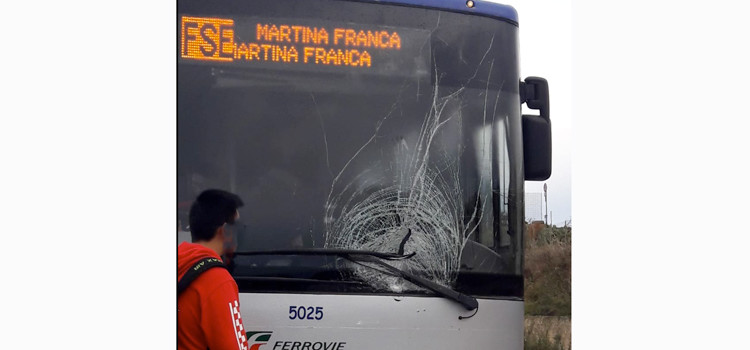 Incidente sulla Noci-Putignano, bus FSE urta guardrail e auto