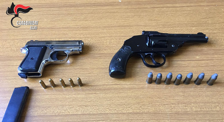 I Carabinieri hanno arrestato un pregiudicato 61enne che nascondeva in casa due pistole clandestine con relativo munizionamento