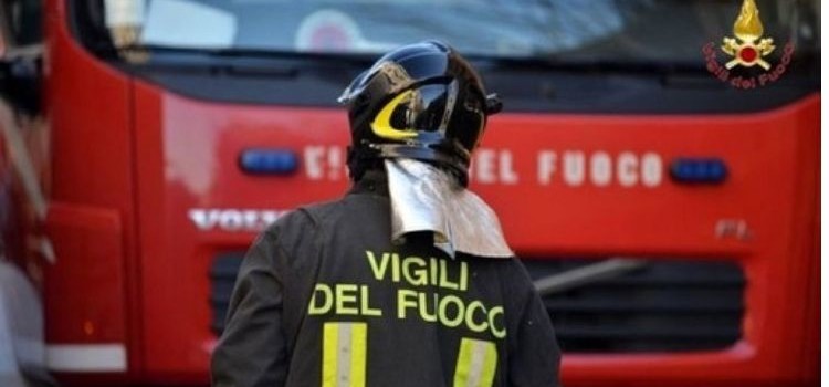 Incendio in zona industriale Noci