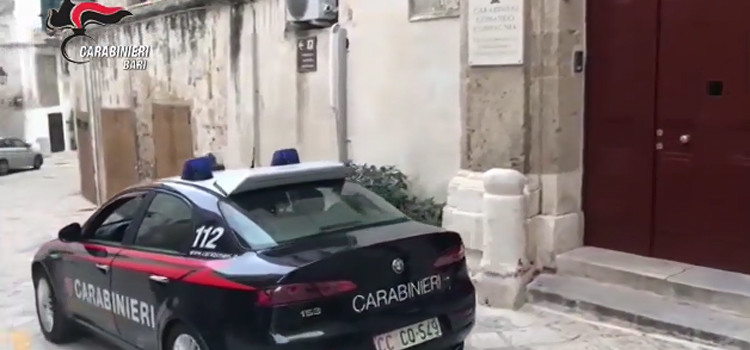 Picchiava e maltrattava anziano, arrestato un badante dai Carabinieri