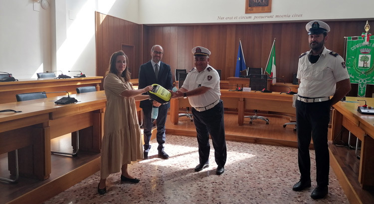 La Orizzonti Futuri ONLUS ha donato un defibrillatore alla Polizia Municipale
