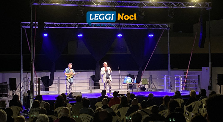 Gene Gnocchi ed il suo esilarante “Sconcerto Rock”: «qui a Noci un bel pubblico»