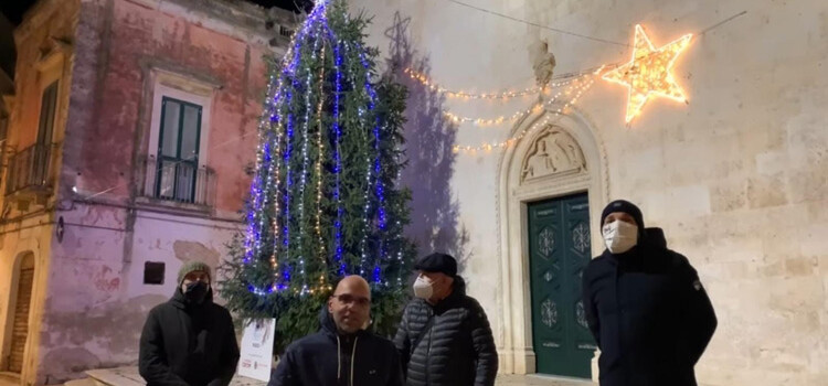 Inaugurato albero di Natale sul sagrato della Chiesa Madre