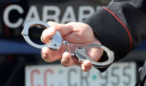 Arrestato per droga e detenzione di armi
