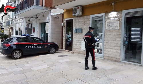 Modugno: rubano in un negozio e fuggono. I Carabinieri arrestano una donna e denunciano la complice