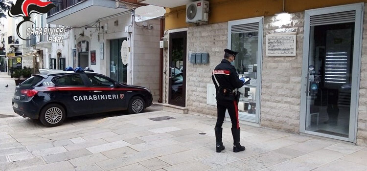 Modugno: rubano in un negozio e fuggono. I Carabinieri arrestano una donna e denunciano la complice