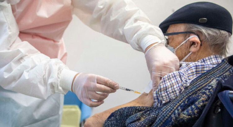 Vaccinazioni Astrazeneca per persone senza fragilità dai 79 anni ai 60 anni