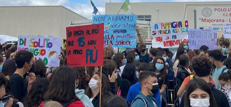 Protesta studentesca dinanzi al Polo liceale