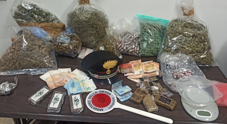 Sequestrati 6 kg di droga e 7.880€. Due arresti