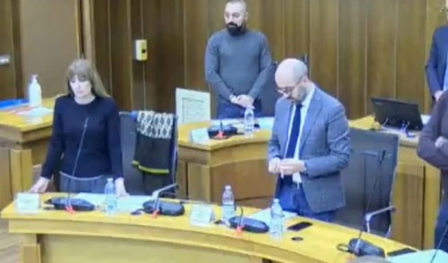 Il Consiglio Comunale osserva un minuto di silenzio per le donne vittime di violenza