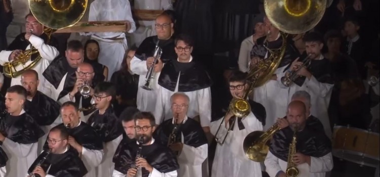 La Banda di Noci aggiunge un tocco musicale alla sfilata di Dolce e Gabbana ad Alberobello