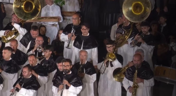 La Banda di Noci aggiunge un tocco musicale alla sfilata di Dolce e Gabbana ad Alberobello