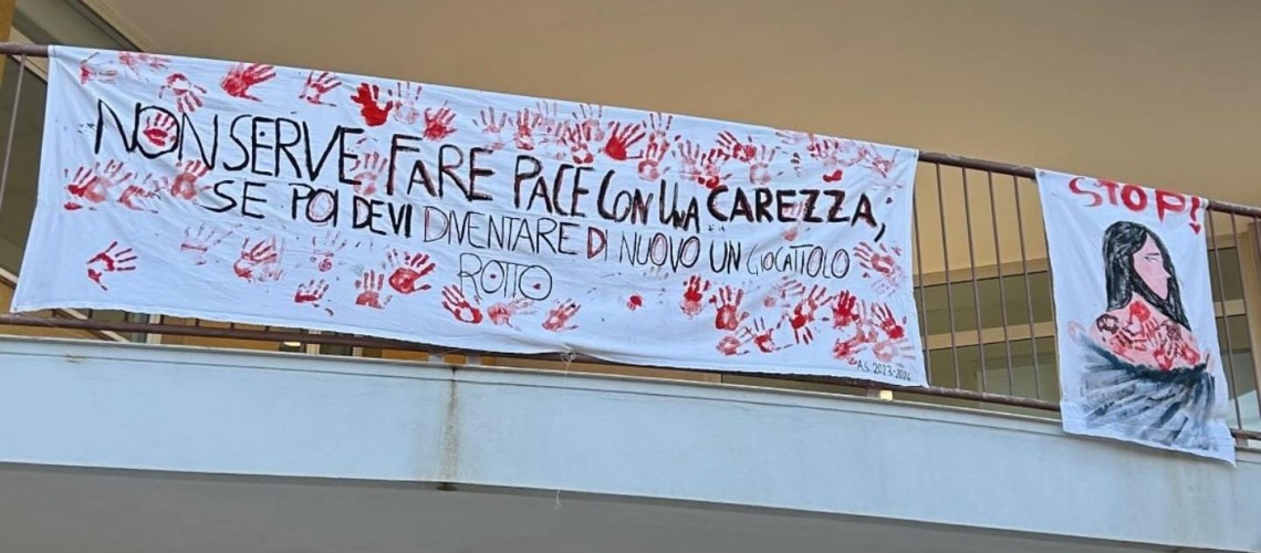 Studenti dell’Istituto Agherbino si schierano contro i femminicidi con uno striscione provocatorio