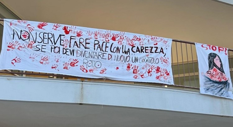 Studenti dell’Istituto Agherbino si schierano contro i femminicidi con uno striscione provocatorio